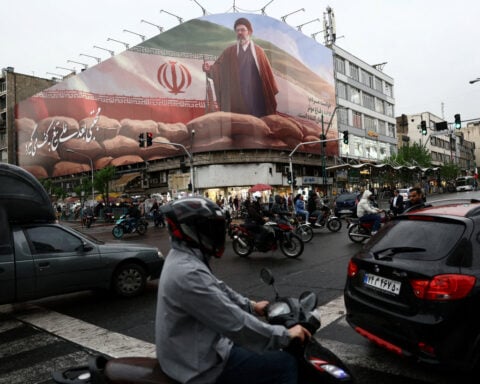 Trump urges Iran to sign a deal and discusses prolonged blockade