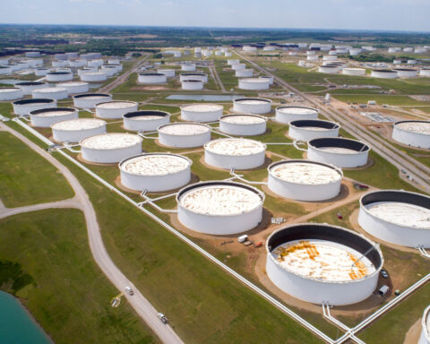 US oil stocks plummet, country becomes net crude exporter on weekly basis for first time, EIA says