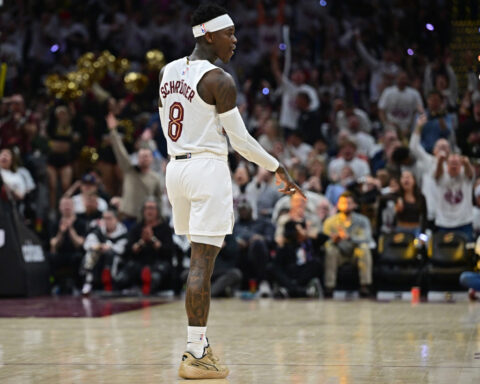 Schroder's halftime speech, 11 points in 4th quarter spark Cavaliers to victory over Raptors