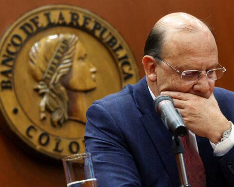 Colombia's central bank surprises with interest rate hold after spat over rises