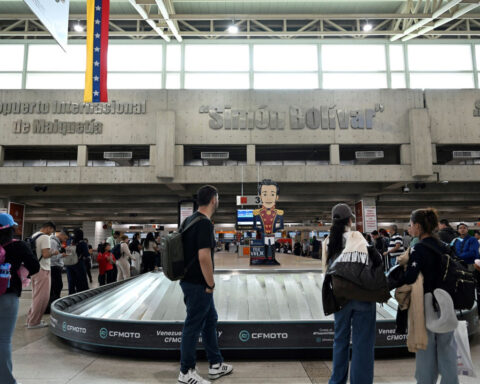 ‘A big opportunity for the country’: First commercial flight from US lands in Venezuela after nearly 7 years
