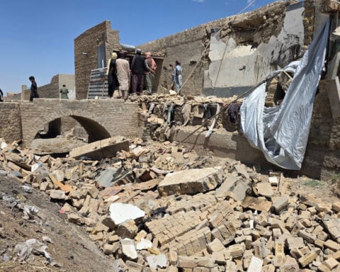 Afghan refugees stranded at Pakistan border amid renewed fighting