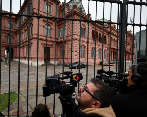 Argentina's Casa Rosada invites journalists back starting Monday