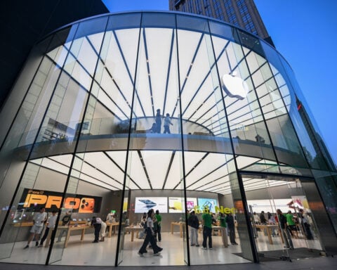 Apple’s new CEO will inherit strong sales and even greater expectations