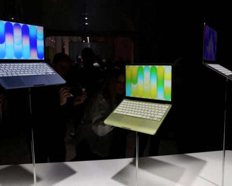 Apple shares rise on strong quarterly sales in run-up to CEO change