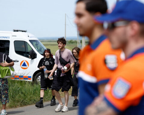 Thousands flock to illegal French rave despite explosives risk