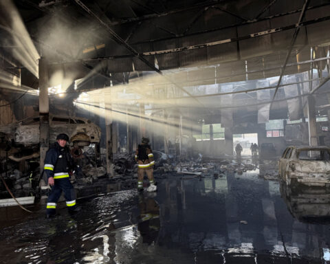 Russian attacks kill 27 before deadline for ceasefire proposed by Kyiv