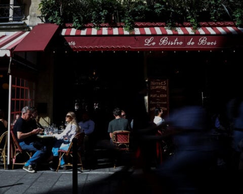 France's services sector contracts further in April, final PMI shows