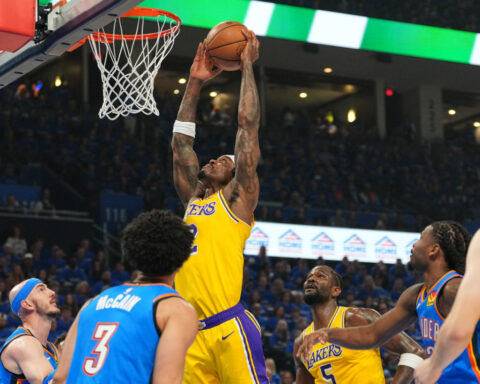 Lakers forward Vanderbilt suffers 'gruesome' injury to right pinkie while trying to block shot