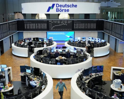 European shares pull back as Mideast peace prospects assessed