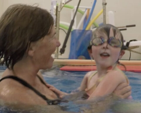 Four-year-old shows she can swim with one arm