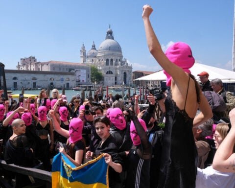 Anti-Kremlin Pussy Riot demonstrate in Venice against Russia's Biennale return