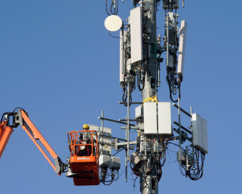 Verizon cutting a few hundred jobs nationwide