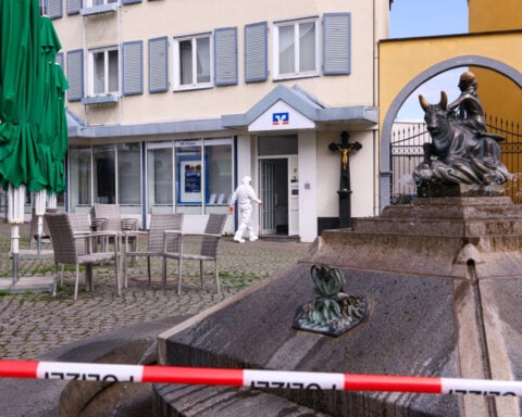Hostages in German bank branch released but suspect at large