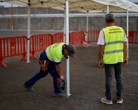 WHO head seeks to reassure residents of Spanish island where hantavirus-stricken ship is headed
