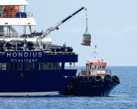 Hantavirus-hit ship's captain praises passengers and crew as evacuations conclude