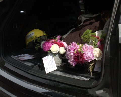 Volunteers deliver surprise bouquets to mothers facing infertility, pregnancy loss on Mother's Day