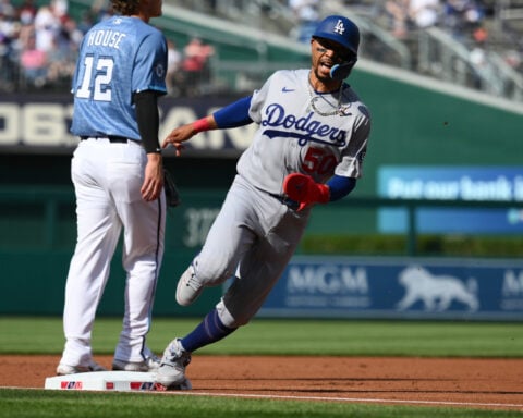 Mookie Betts returns to the Dodgers' lineup after an oblique injury