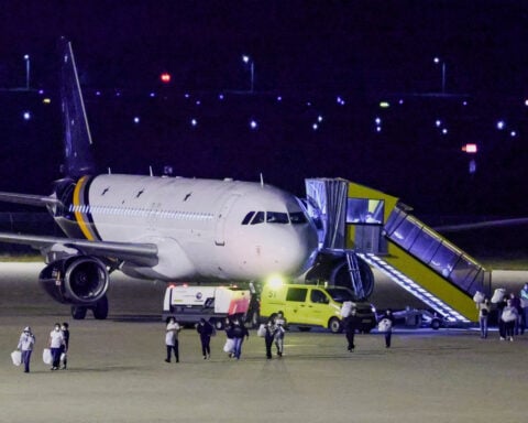 Planes with hantavirus cruise passengers land in the Netherlands; hospital quarantines 12