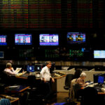 Argentina's country risk falls steadily, fueling debate on return to capital markets