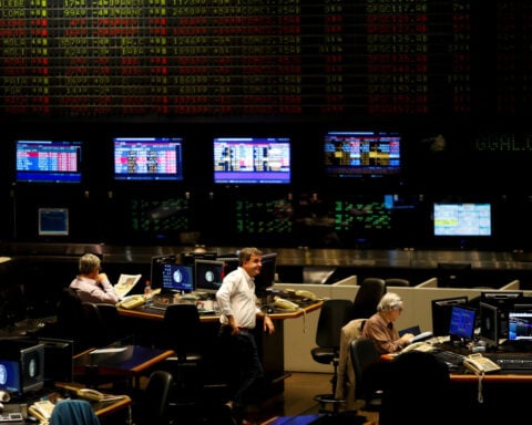 Argentina's country risk falls steadily, fueling debate on return to capital markets