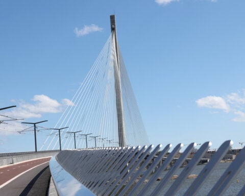 Helsinki's costly cycling push draws crowds - and criticism