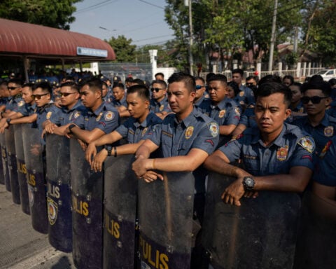 Former Philippine ‘drug war’ police chief runs away from government agents to avoid international arrest warrant