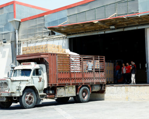 UN food agency halves Syria food aid, halts bread subsidy over funding shortages