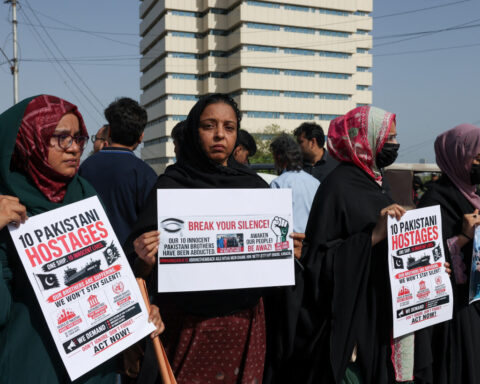 Families of Pakistani hostages held by Somali pirates for 23 days call for their rescue