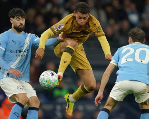Manchester City keeps the pressure on Arsenal with 3-0 win against Crystal Palace