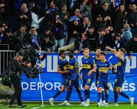 Barcelona's 100-point bid ends in a 1-0 loss at Alaves in the Spanish league