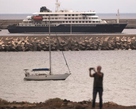 Doctor on ship who helped care for passengers with hantavirus leaves medical isolation unit