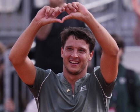 Smoke and coffee fire up Darderi for after-midnight win at Italian Open quarterfinals