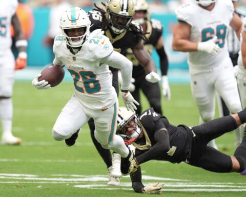 Dolphins, running back De'Von Achane agree to a 4-year, $64 million extension, AP source says