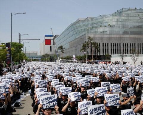 Samsung Electronics urges union to resume talks as strike threat looms