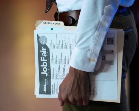 US filings for jobless benefits hits 211,000 as the war in Iran drags on, clouding economic forecast