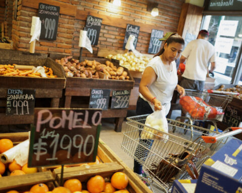 Argentina inflation dips in April