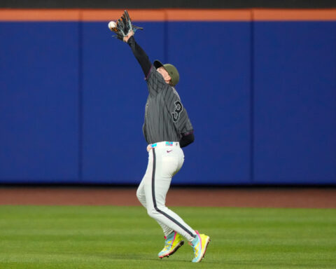 Weaver escapes bases-loaded jam against former team, Mets beat Yankees 6-3 to even Subway Series