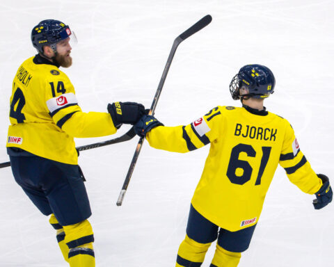 Defending champion US rebounds from loss to Switzerland by beating Britain 5-1 at ice hockey worlds