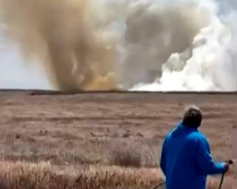 4 crew members eject safely after two Navy jets crash during air show in Idaho
