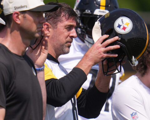 Aaron Rodgers hits the practice field after signing 1-year deal to stay with the Steelers
