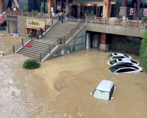 Chinese personnel swim, use boats to evacuate people in flood-hit areas