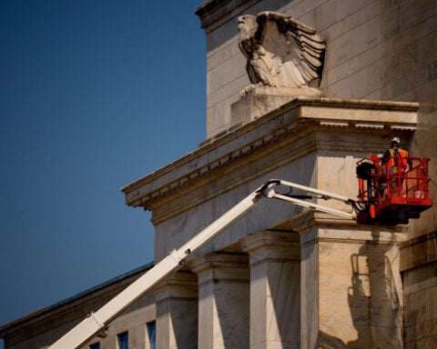 Fed minutes show more policymakers open to a rate hike