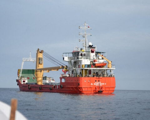 Chinese container ship among few vessels crossing Hormuz amid deadlock to open waterway