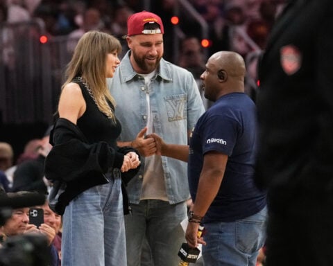 Life of A Basketball Fan: Taylor Swift attends Cavs-Knicks in Cleveland with fiance Travis Kelce