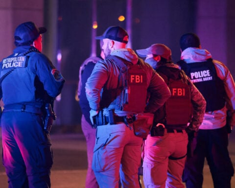 Suspect dies after trading gunfire with officers near White House, Secret Service says