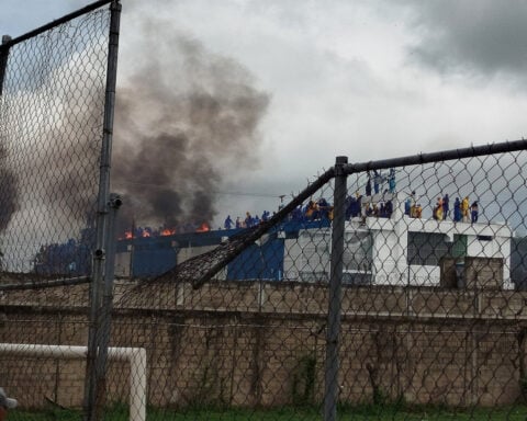Venezuelan inmates take to prison roof to protest shootings, abuse