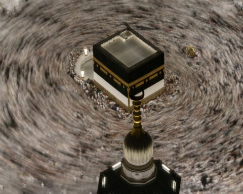 Muslims begin the annual Hajj in sweltering heat against a backdrop of war concerns