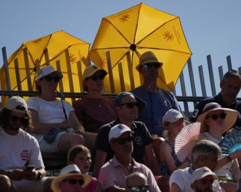 Heat wave at French Open impacts the clay courts and sends fans to sprinklers