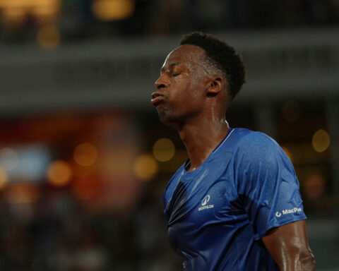 Wawrinka and Monfils bid farewell to the French Open after losing in first round